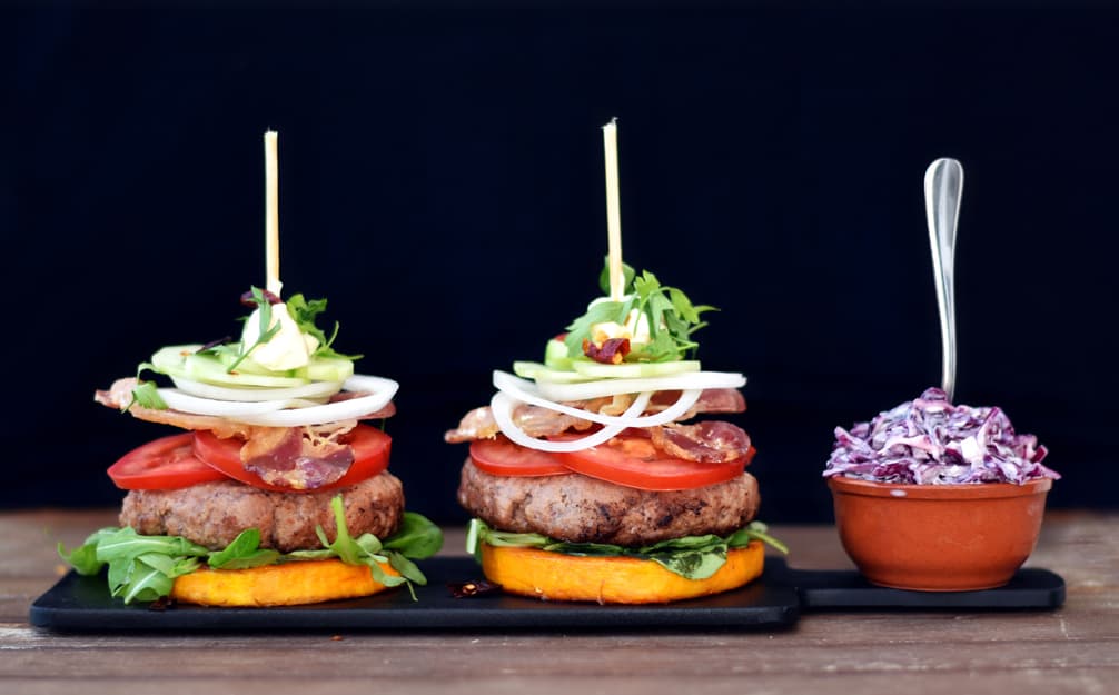 Burger na máslové dýni se zelným salátem