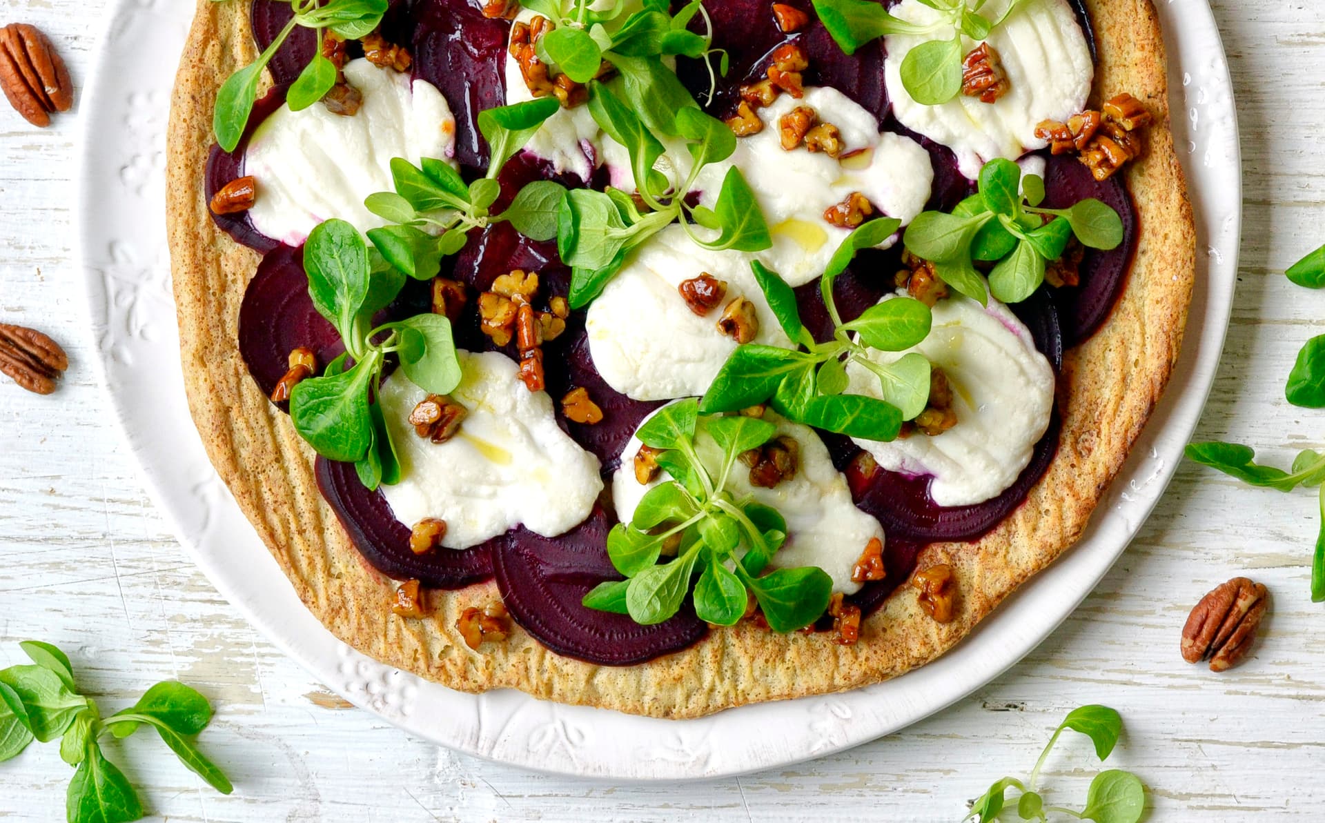 Pizza s řepou a kozím sýrem