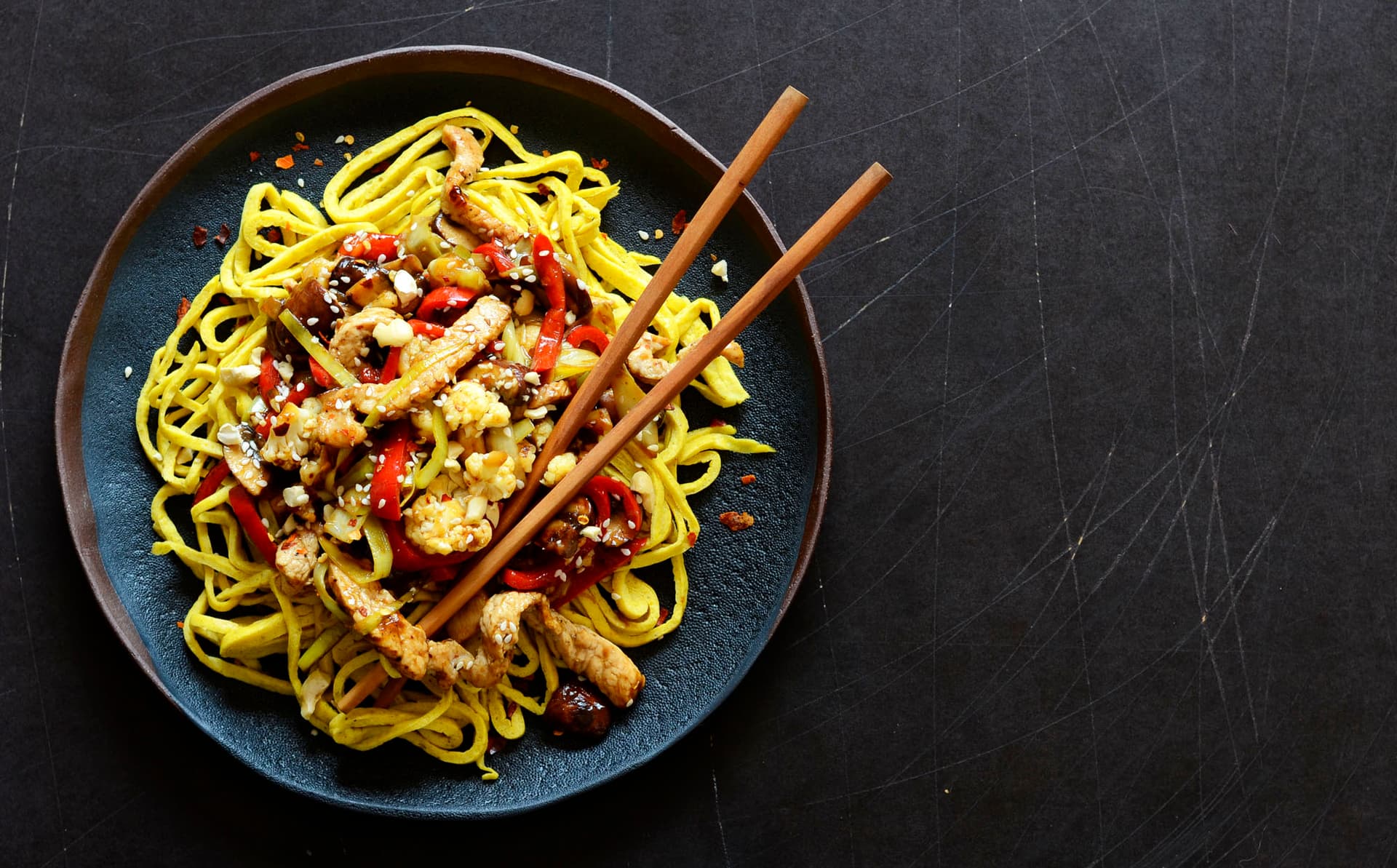Drůběží stir-fry s kari těstovinami