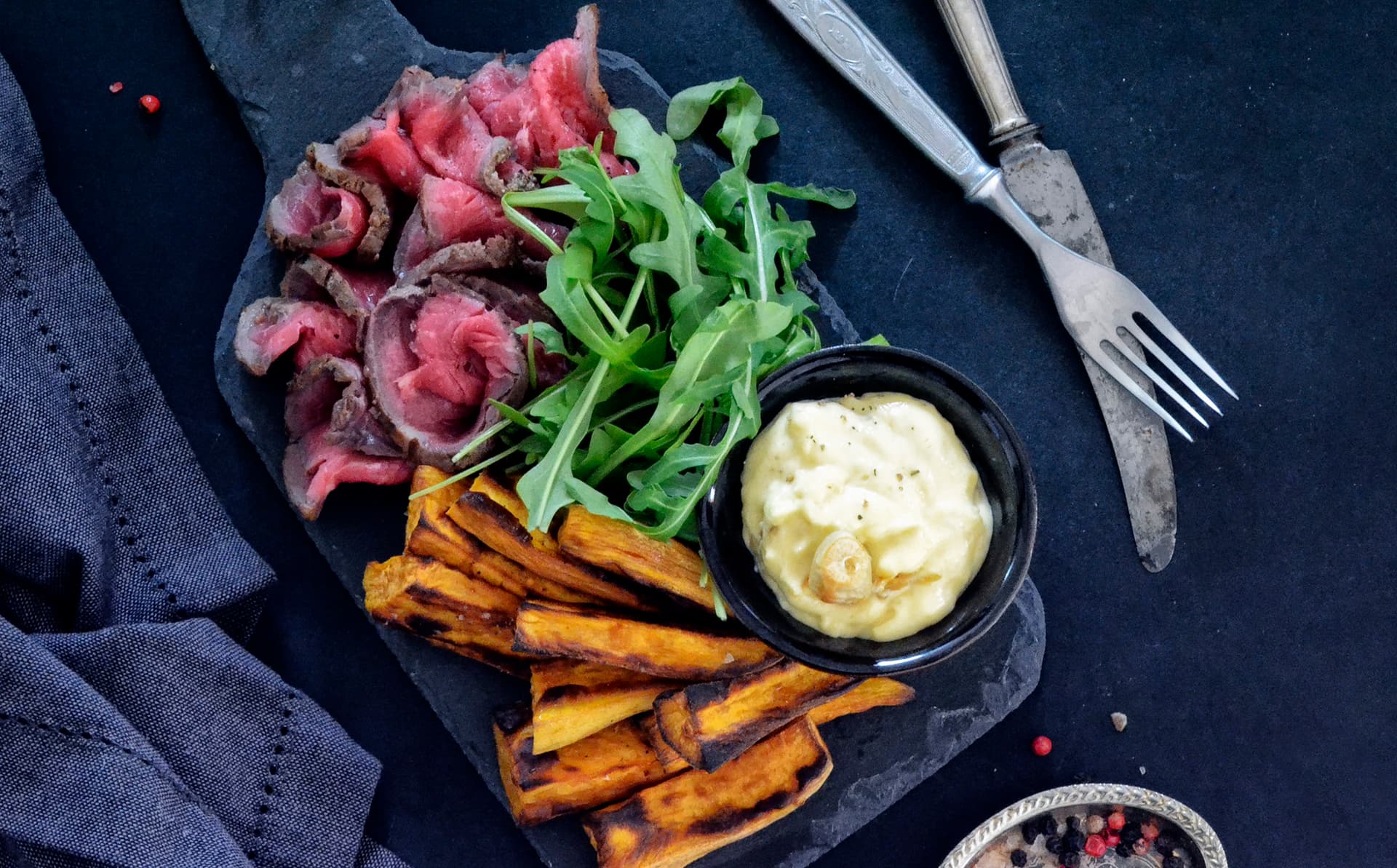 Roastbeef s batáty a česnekovou majonézou z pomalého hrnce