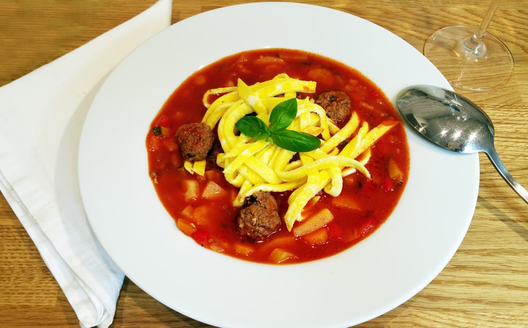 Minestrone s masovými kuličkami a vaječnými nudlemi