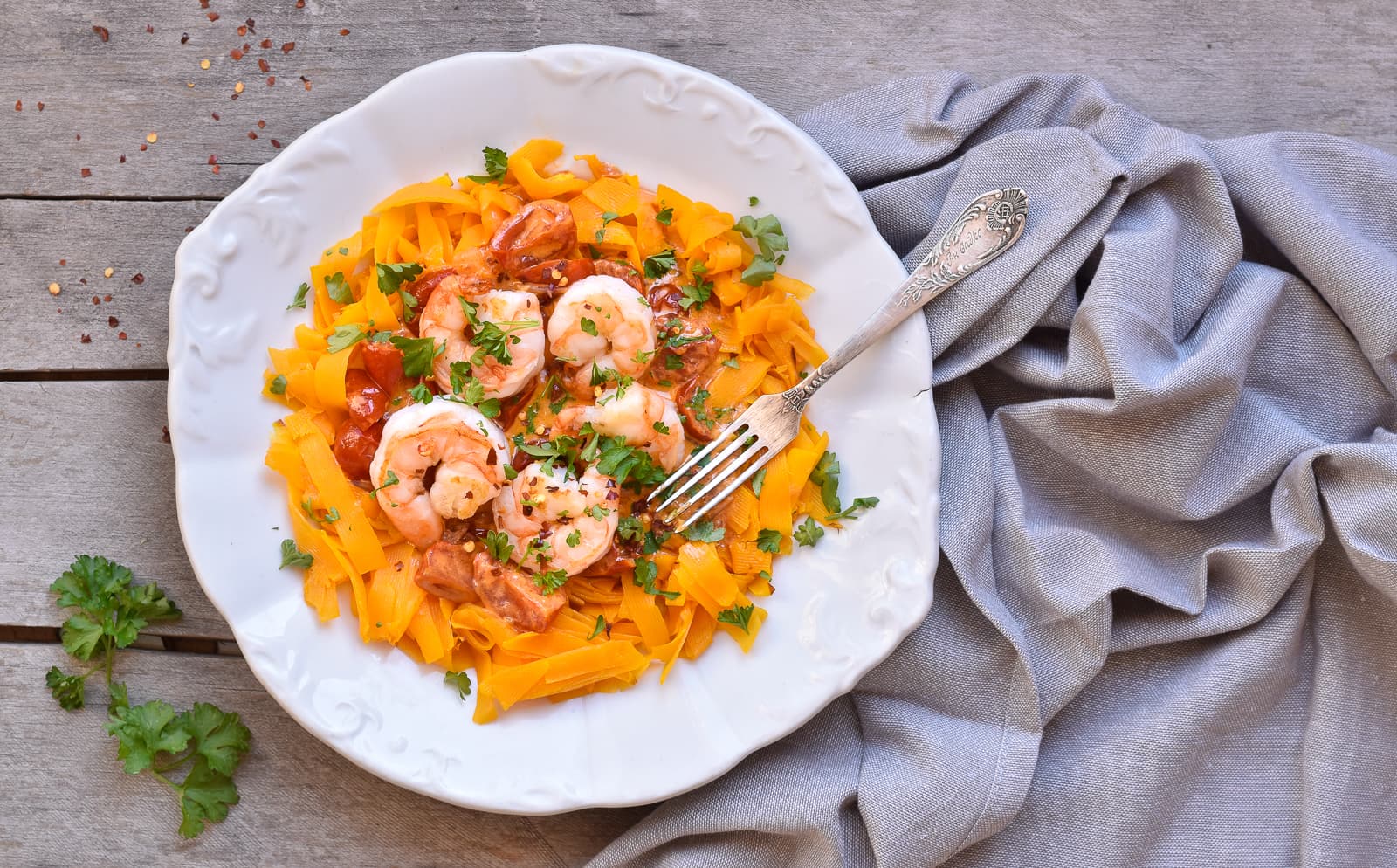 Dýňové nudle s rajčatovým curry a krevetami