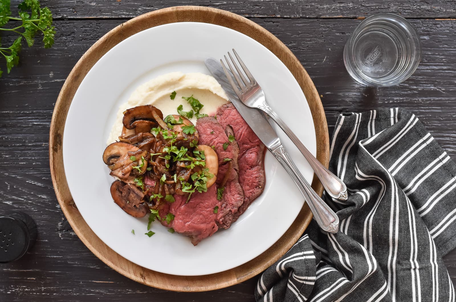 Striploin steak s houbovou směsí a celerovou kaší