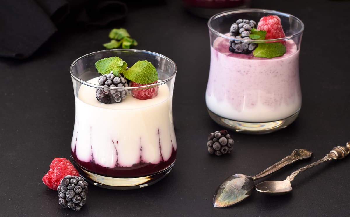 Jogurtová panna cotta s ovocným chia džemem