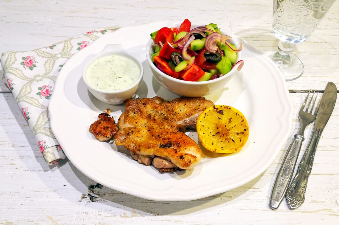 Křupavé řecké kuře, salát a tzatziki majonéza
