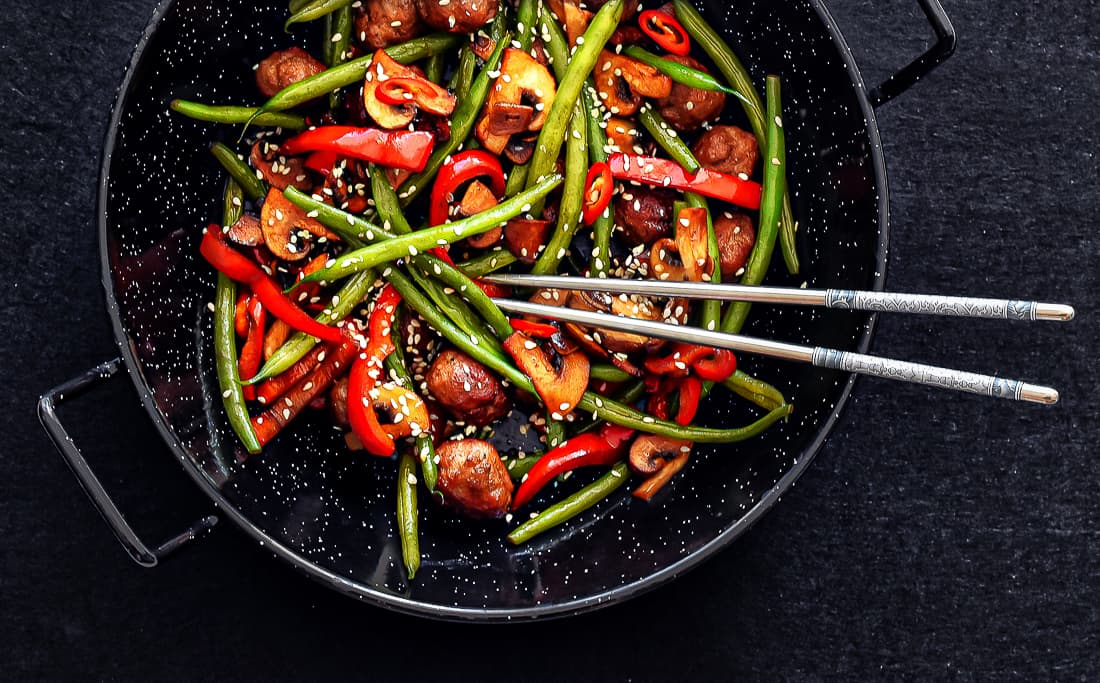 Stir-fry s masovými kuličkami a fazolkami