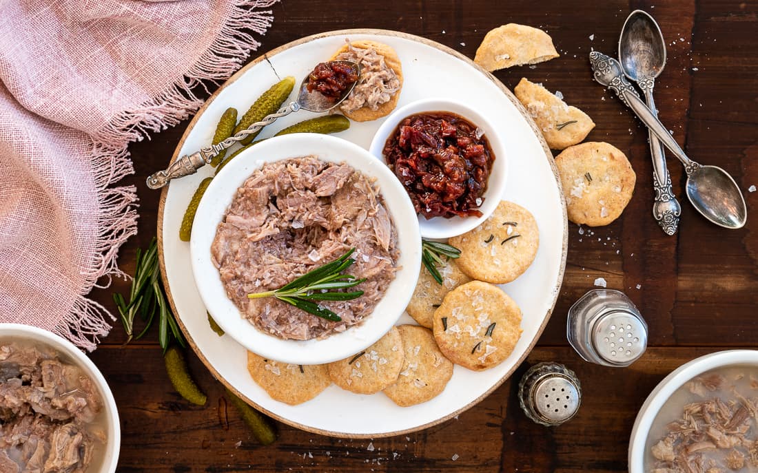 Kachní rillettes s cibulovou "marmeládou"