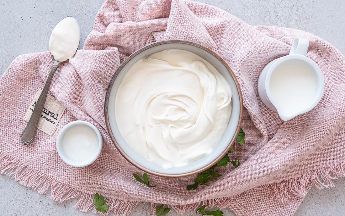 Domácí crème fraîche (30% zakysaná smetana)