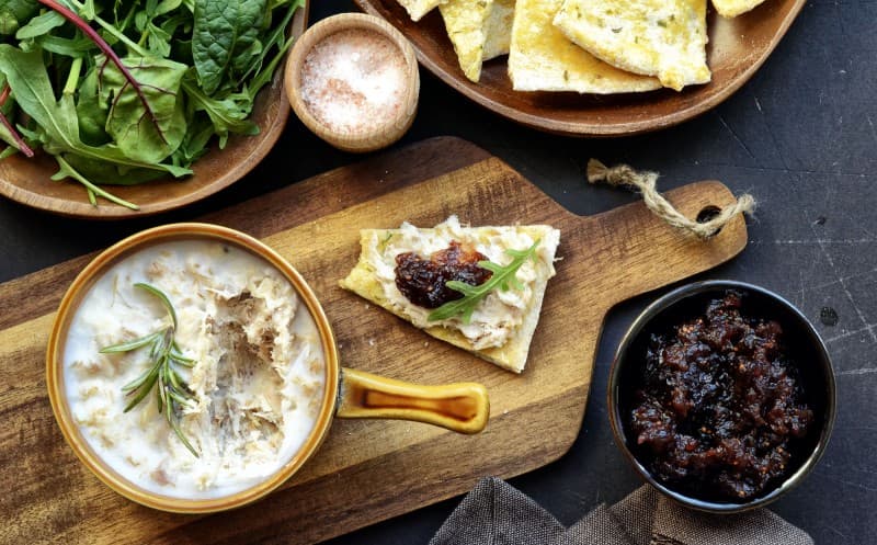 Králičí rillettes s rozmarýnovými krekry a brusinkami z pomalého hrnce