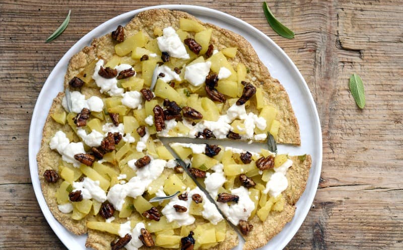 Pizza s patizónem, kozím sýrem a balzamikovými pekany 