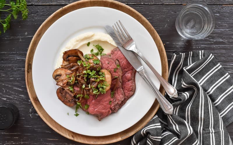 Striploin steak s houbovou směsí a celerovou kaší