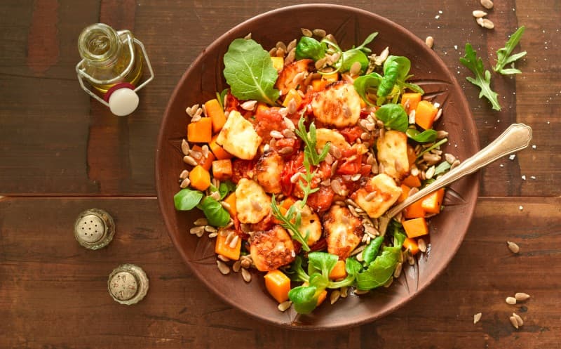 Salát z pečené dýně, rajčat a halloumi