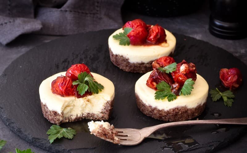 Slané cheesecakes z kozího sýru s pečenými rajčaty