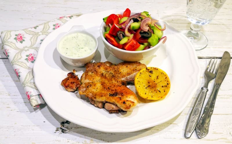 Křupavé řecké kuře, salát a tzatziki majonéza