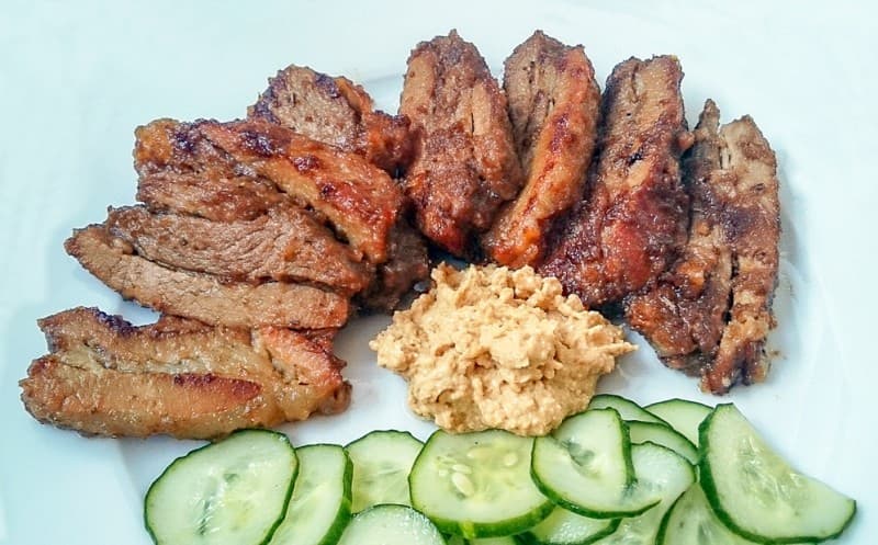 Karamelizovaný bůček s domácí hořčicí a kyselými okurkami