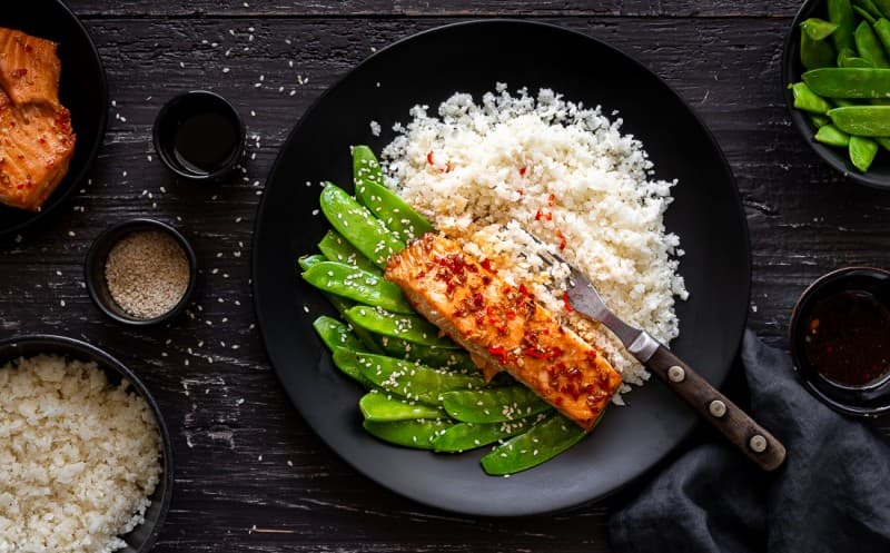 Teriyaki losos s hráškovými lusky