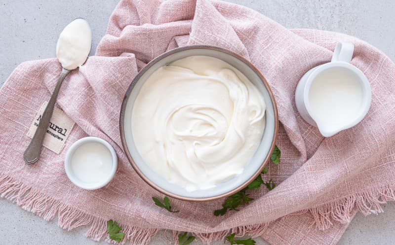Domácí crème fraîche (30% zakysaná smetana)