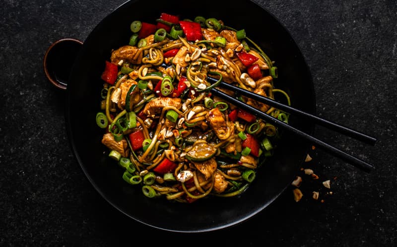 Cuketové stir-fry s kuřecím masem