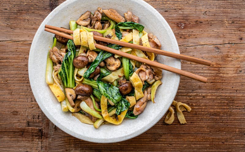 Kuřecí stir-fry s bok choy a houbami