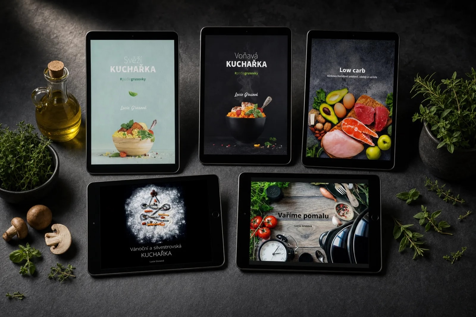 Pět tabletů s obálkami e-kuchařek Svěží, Voňavá, Vánoční a silvestrovská, Vaříme pomalu a Low carb, studiový snímek