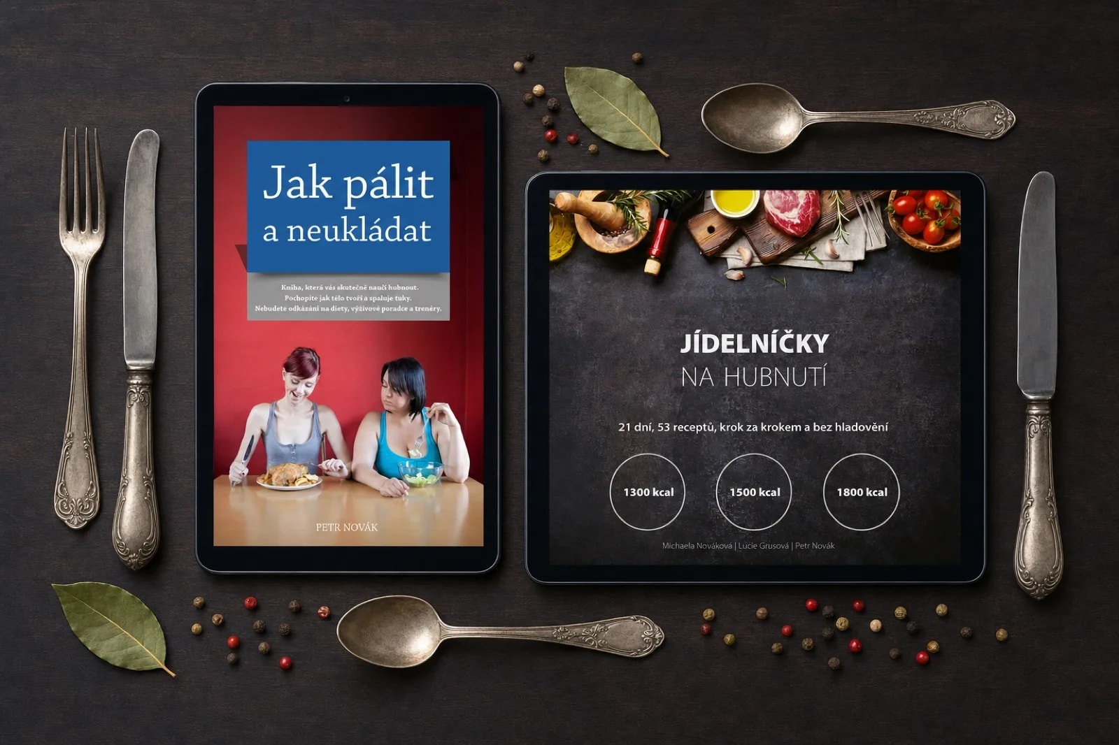 Pohled shora na tablety s knihami Jak pálit a neukládat a Jídelníčky na hubnutí na tmavém dřevě