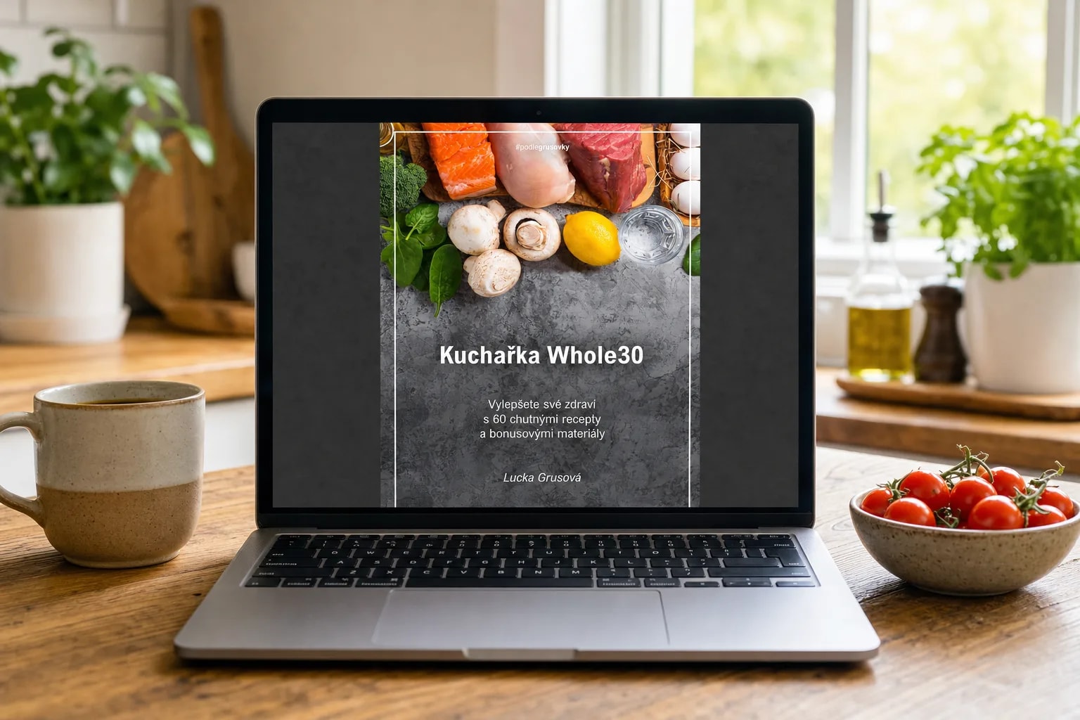 Kuchařka Whole30 otevřená na notebooku
