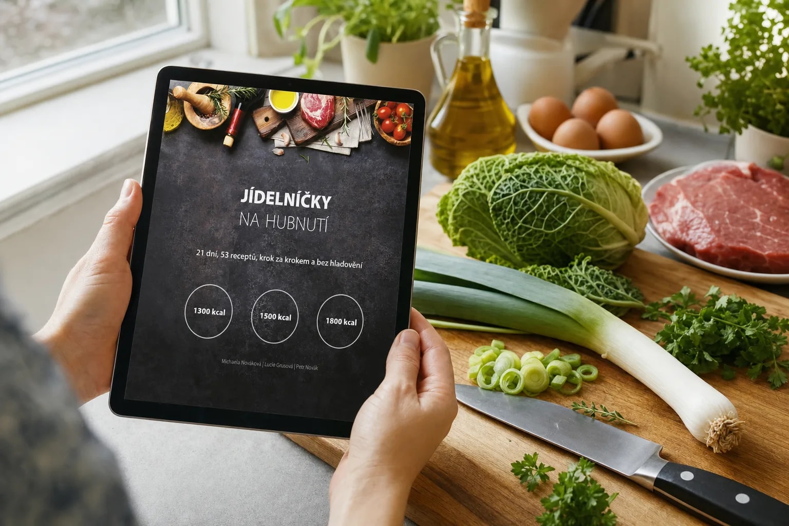 E-kniha Jídelníčky na hubnutí otevřená na tabletu v kuchyni