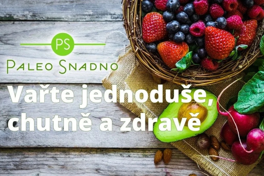 Grafika Paleo Snadno s košíkem bobulového ovoce, avokádem a ředkvičkami na dřevěných prknech