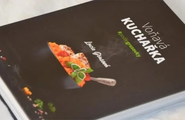 Tištěná Voňavá kuchařka podle Grusovky ležící na stole