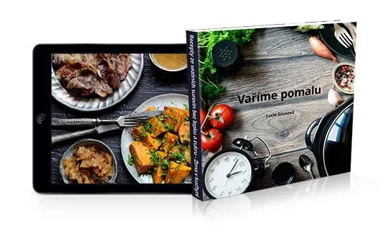 Kuchařka Vaříme pomalu vedle tabletu s otevřeným receptem