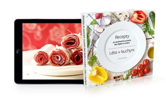 Kuchařka Léto v kuchyni vedle tabletu s otevřeným receptem