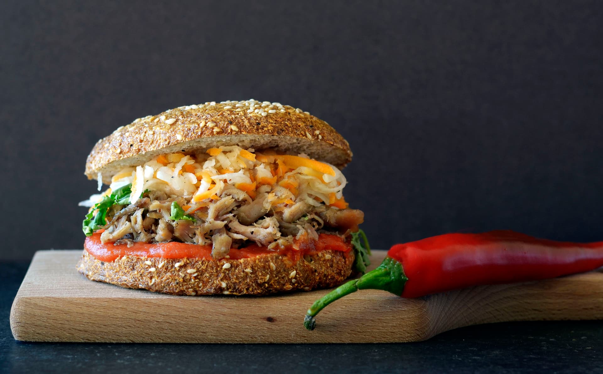 Asijský burger s trhaným kachním masem