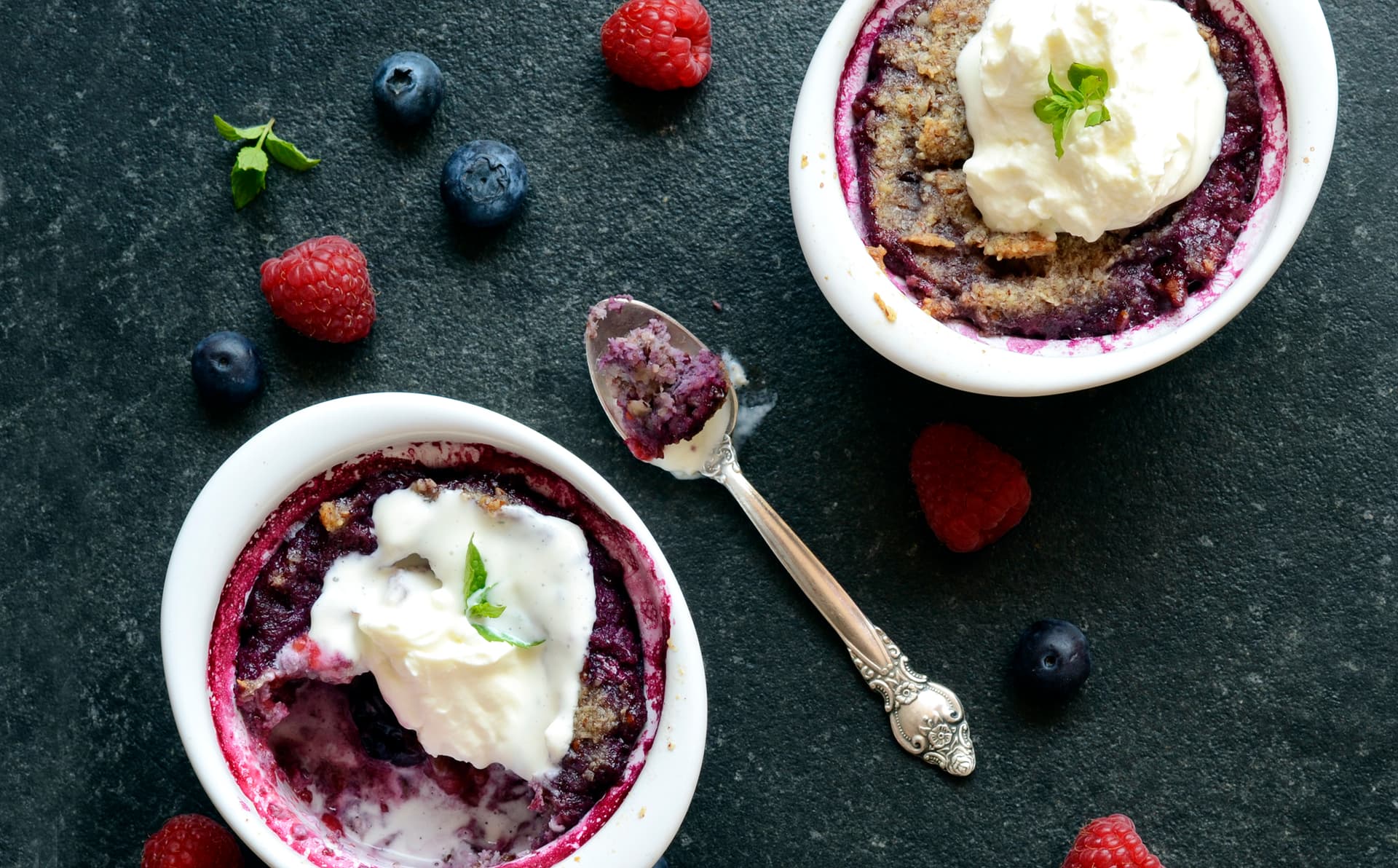 Malinovo-borůvkový crumble s mascarpone