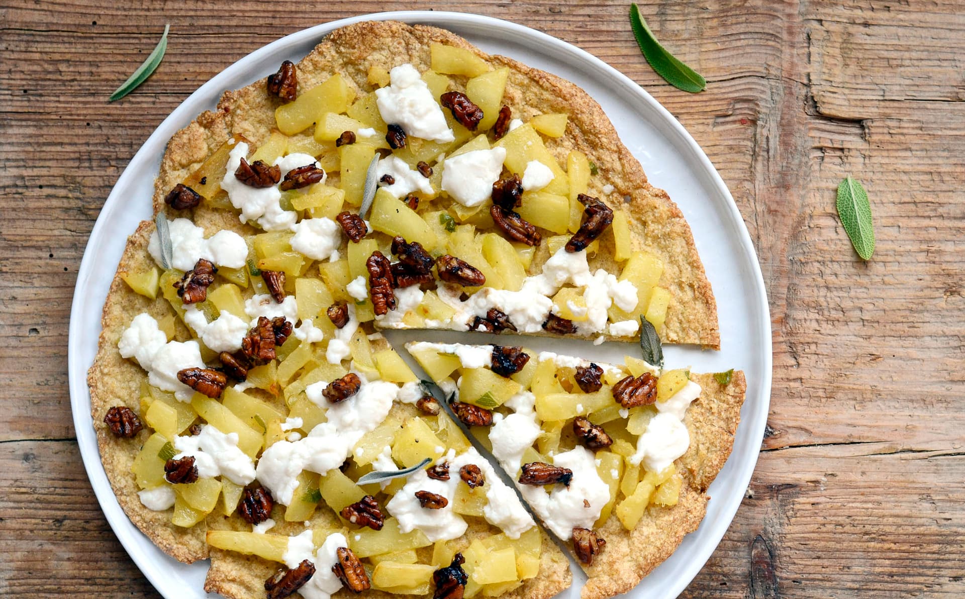 Pizza s patizónem, kozím sýrem a balzamikovými pekany