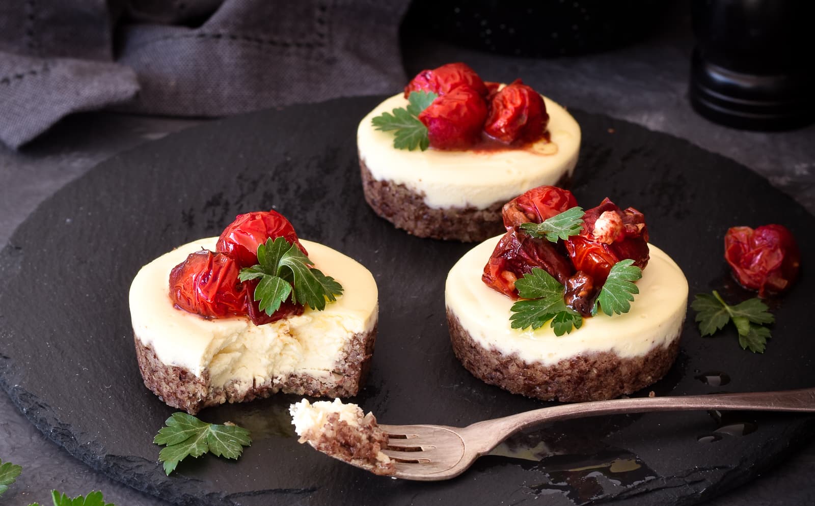 Slané cheesecakes z kozího sýru s pečenými rajčaty