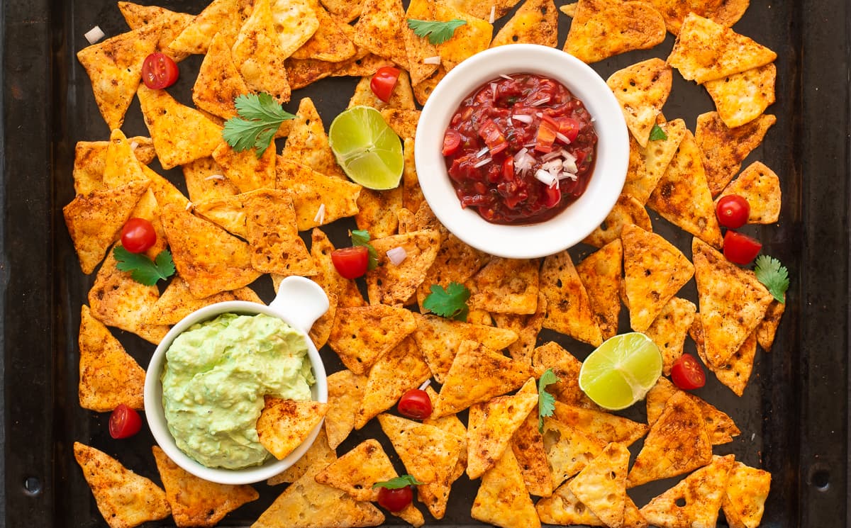 Sýrové nachos s avokádovou a rajčatovou salsou