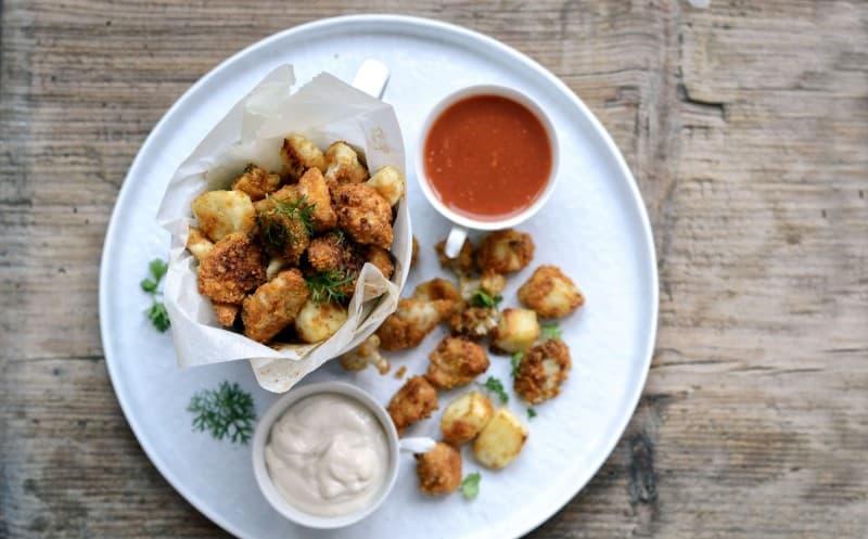 "Popcorn" z kuřete, květáku a Halloumi sýru