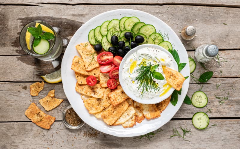 Řecké tzatziki s halloumi chipsy