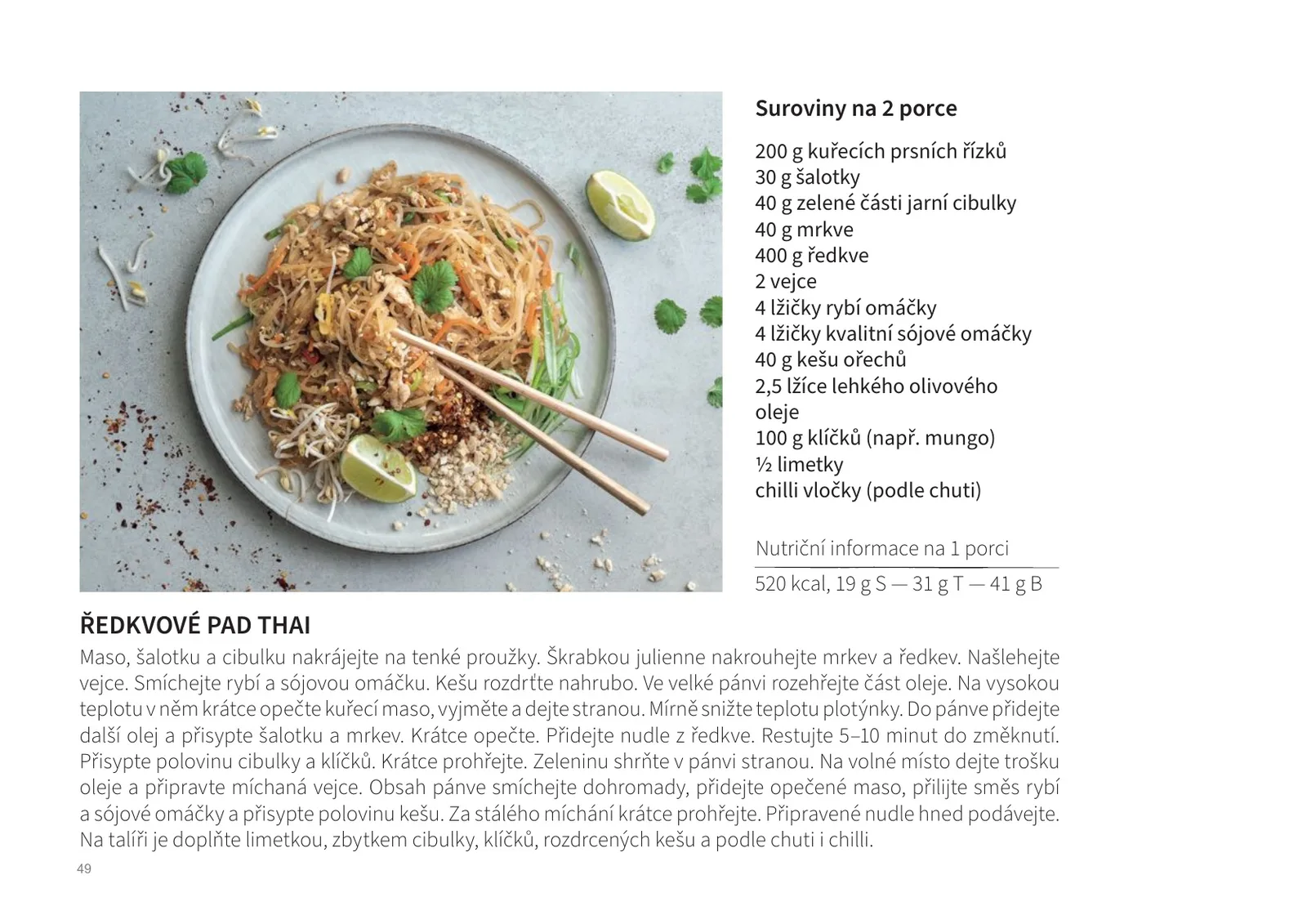 Ukázka stránky z e-knihy 53 receptů 2021: recept Ředkvové pad thai, na fotografii talíř nudlí z ředkve s kuřecím masem, klíčky, limetkou a dřevěnými hůlkami