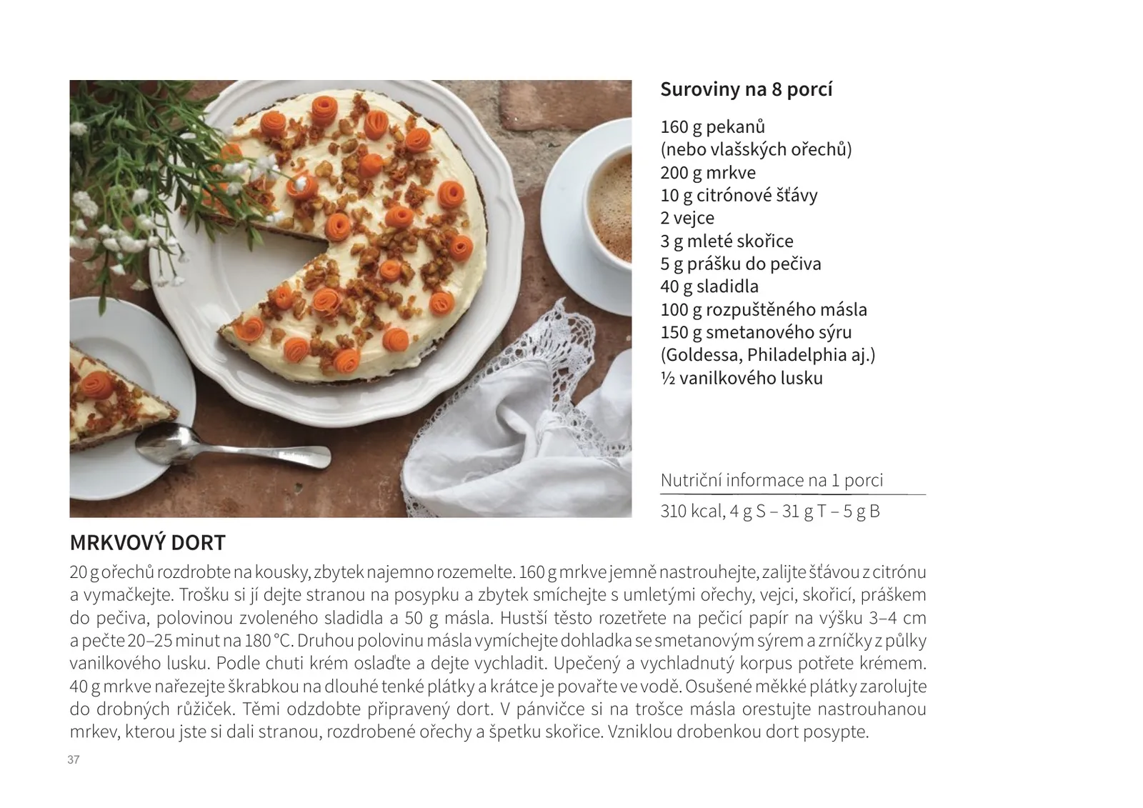 Ukázka stránky ze sbírky 371 receptů, ročník 2019: recept Mrkvový dort, na fotografii nakrojený dort se smetanovou polevou, mrkvovými růžičkami a drobenkou