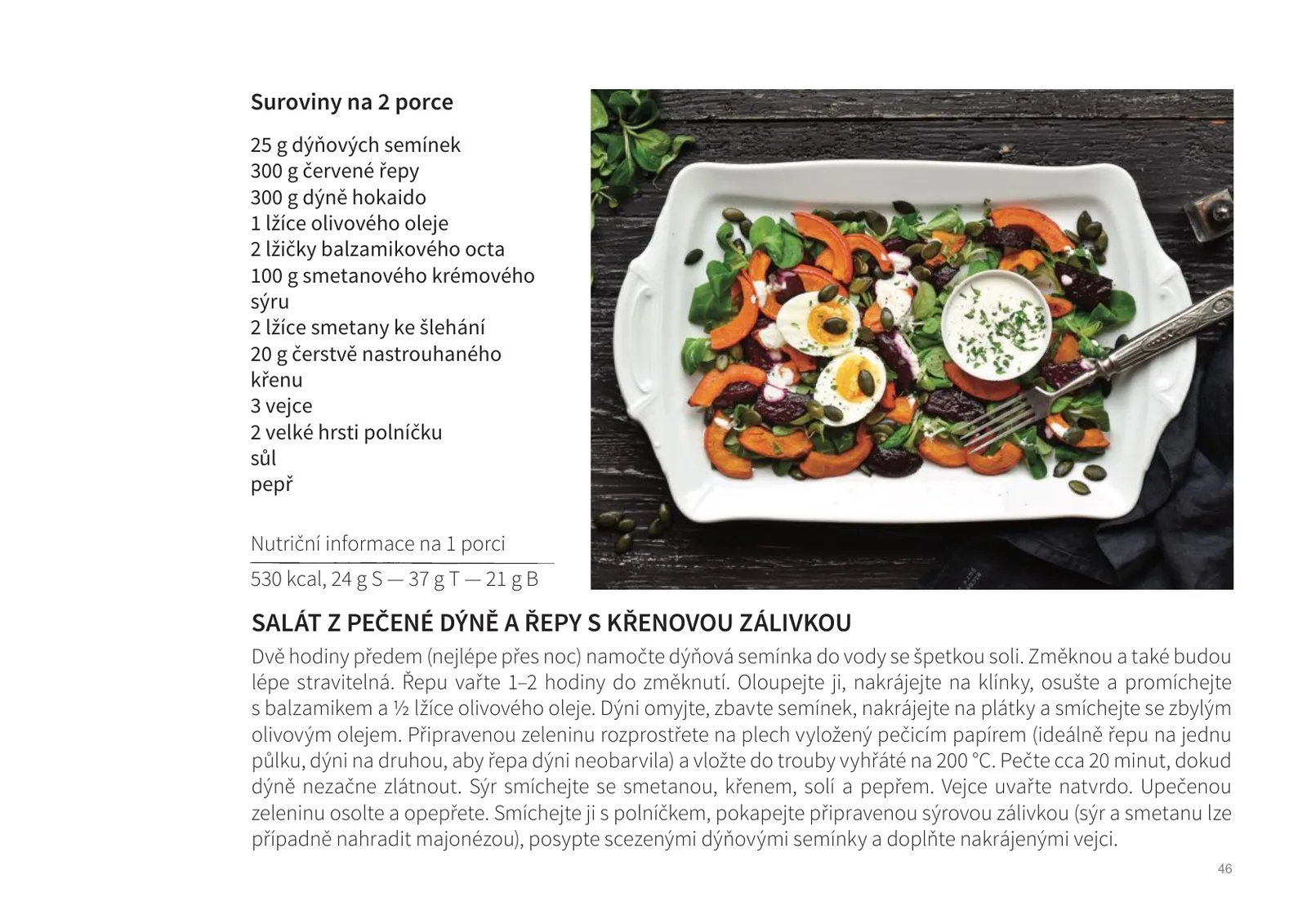 Ukázka stránky z e-knihy 53 receptů 2020: recept Salát z pečené dýně a řepy s křenovou zálivkou, na fotografii bílý podnos s polníčkem, vejci a dýňovými semínky