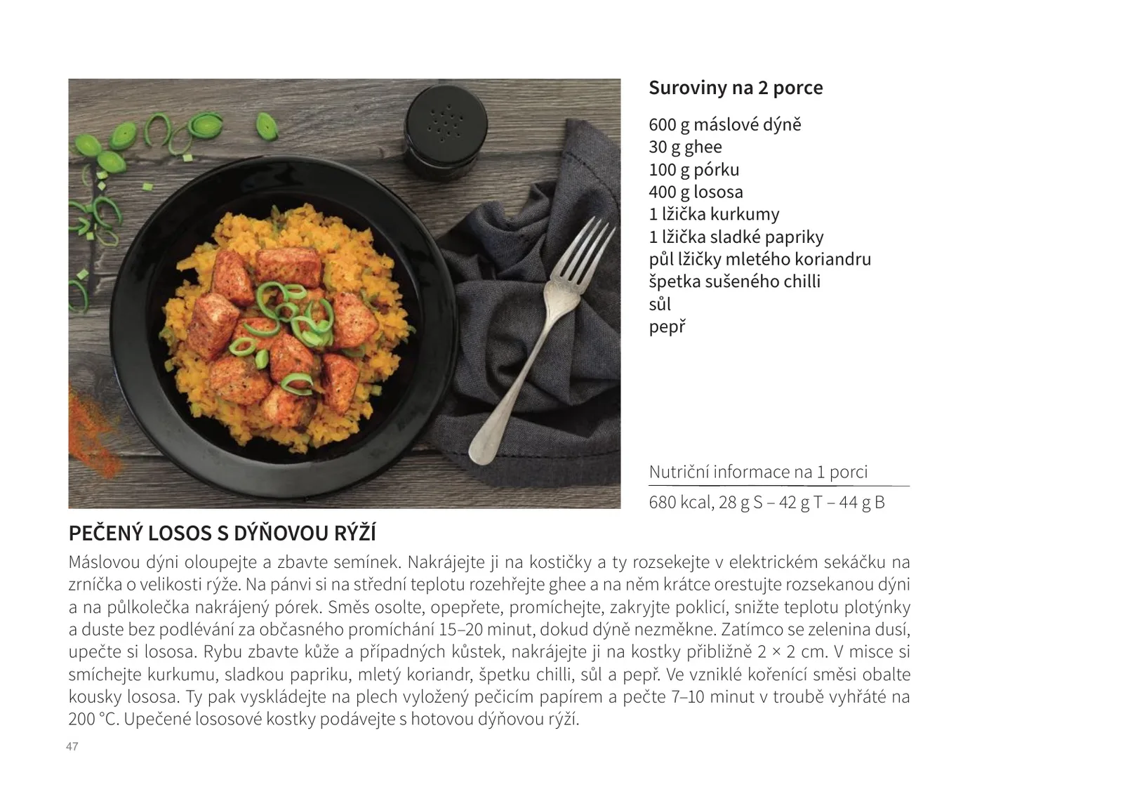 Ukázka stránky z e-knihy 53 receptů 2019: recept Pečený losos s dýňovou rýží, na fotografii černý talíř s kostkami lososa na oranžové dýňové rýži a jarní cibulkou