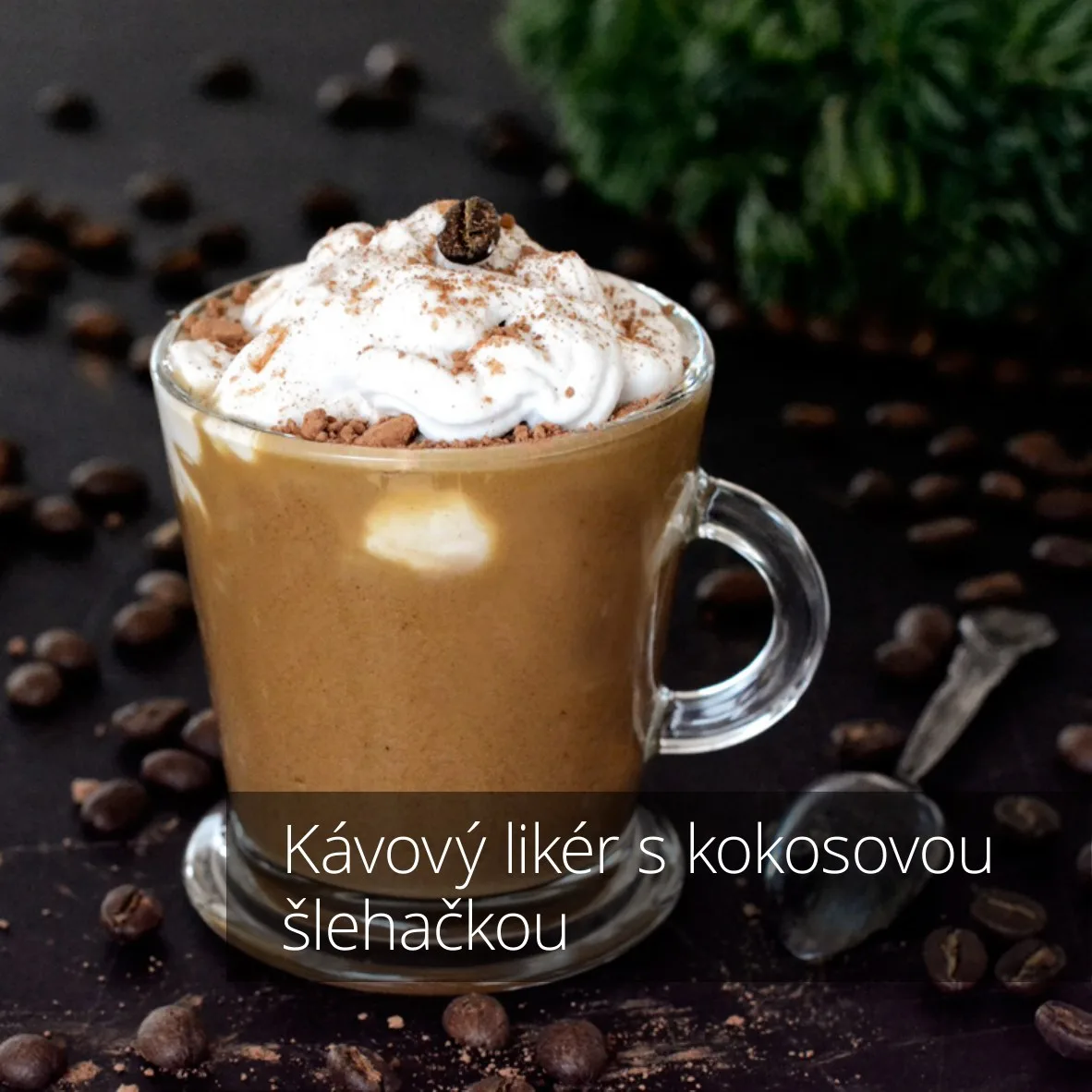 Strana z kuchařky s kávovým likérem s kokosovou šlehačkou ve sklenici na tmavém pozadí