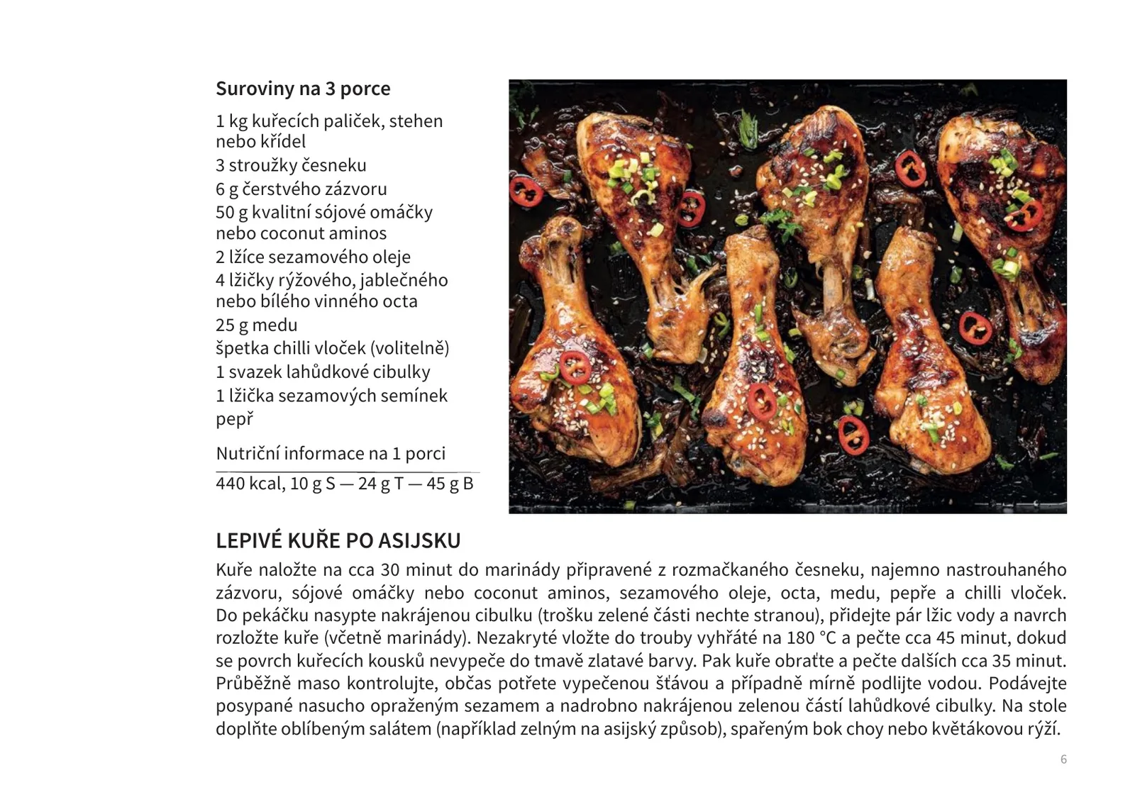 Ukázka stránky ze sbírky 371 receptů, ročník 2023: recept Lepivé kuře po asijsku, na fotografii plech s glazovanými paličkami, sezamem, chilli a jarní cibulkou