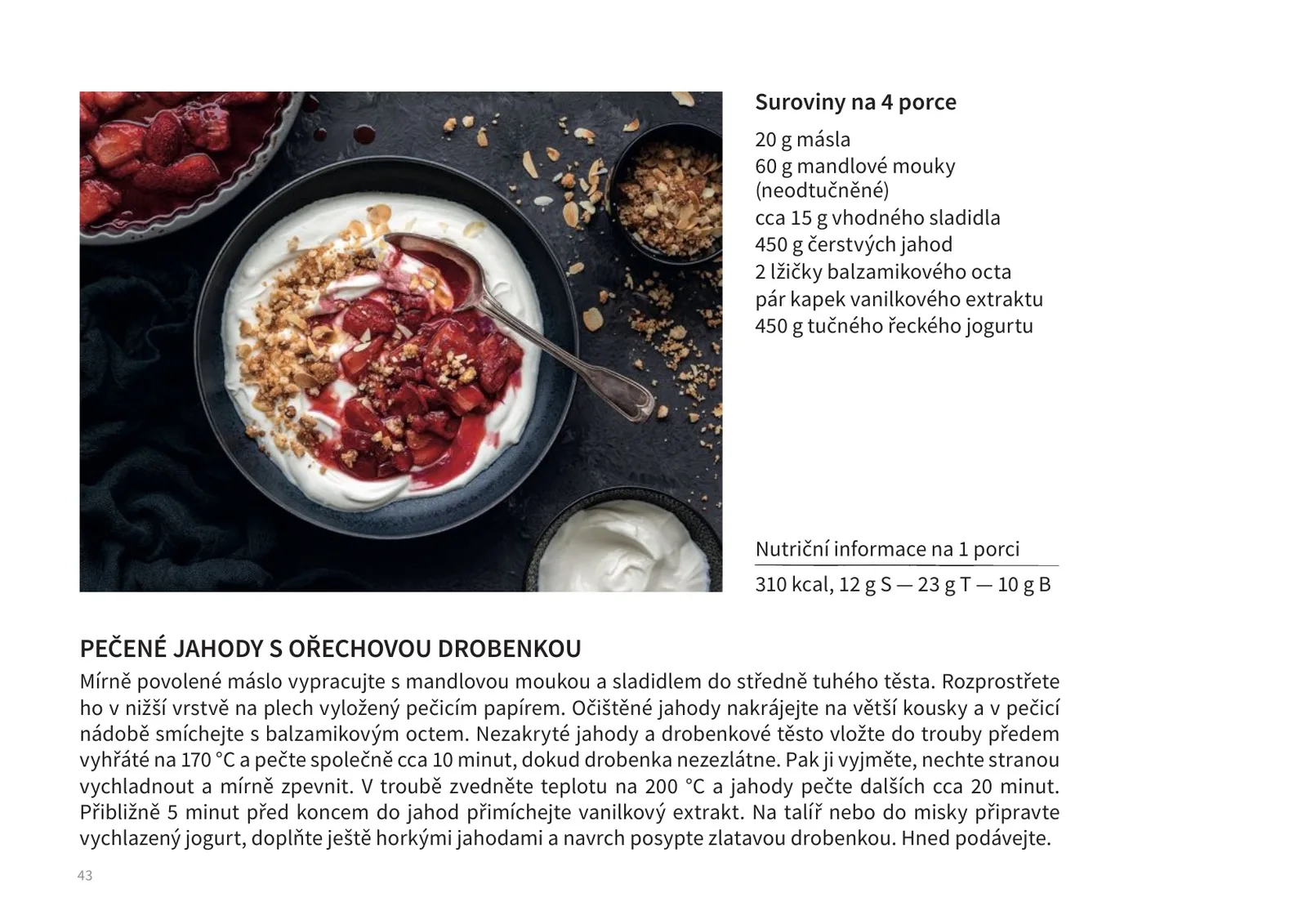 Ukázka stránky z e-knihy 53 receptů 2023: recept Pečené jahody s ořechovou drobenkou, na fotografii tmavá miska s bílým jogurtem, jahodami a mandlovou drobenkou