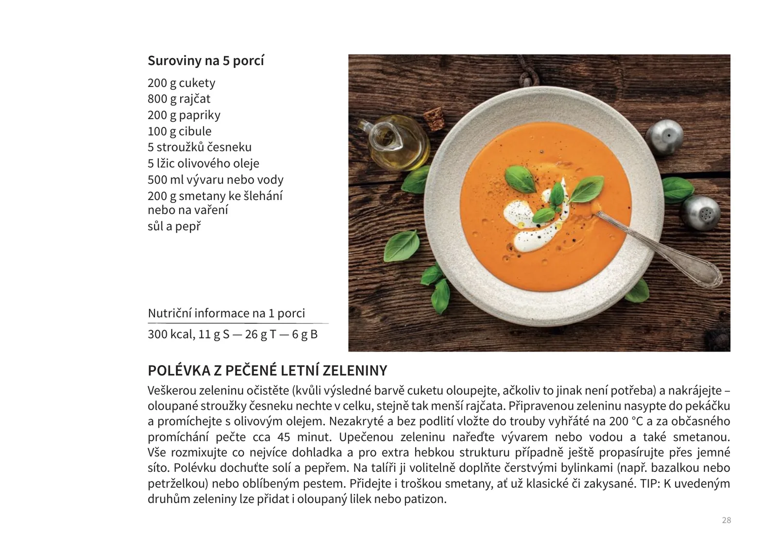 Ukázka stránky z e-knihy 53 receptů 2025: recept Polévka z pečené letní zeleniny, na fotografii miska oranžové krémové polévky se smetanou a lístky bazalky