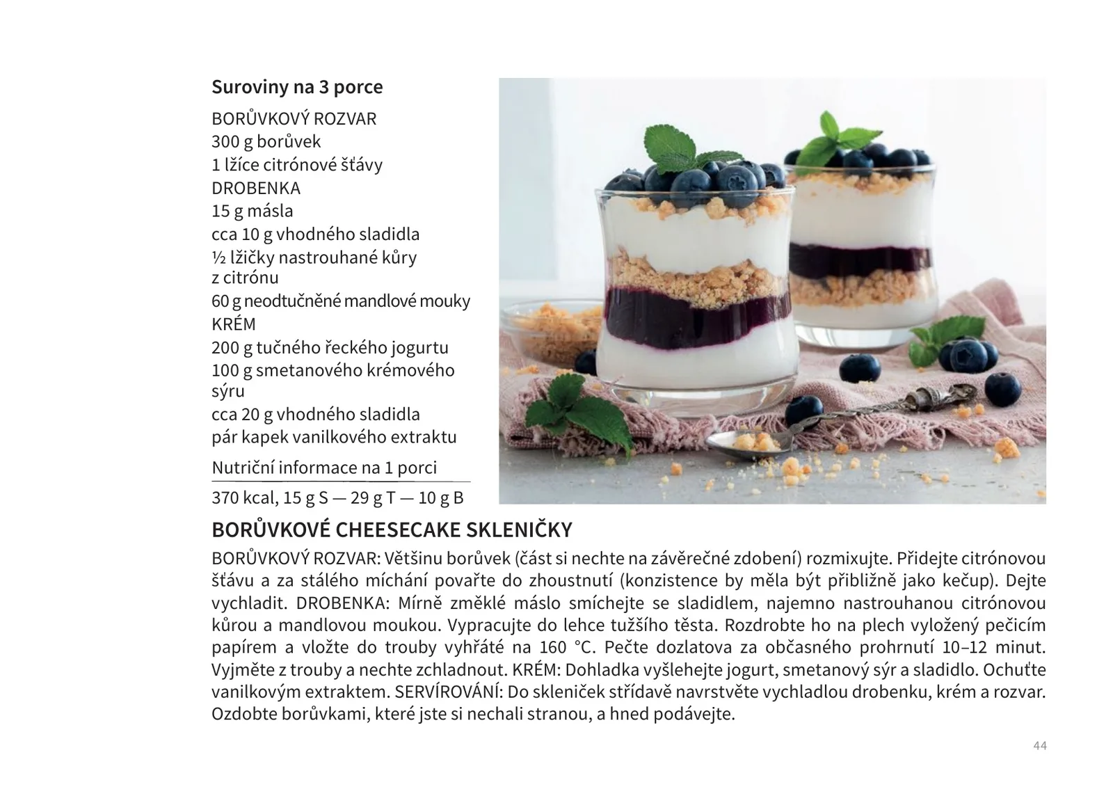 Ukázka stránky z e-knihy 53 receptů 2024: recept Borůvkové cheesecake skleničky, na fotografii dvě sklenice s vrstvami krému, borůvkového rozvaru a drobenky