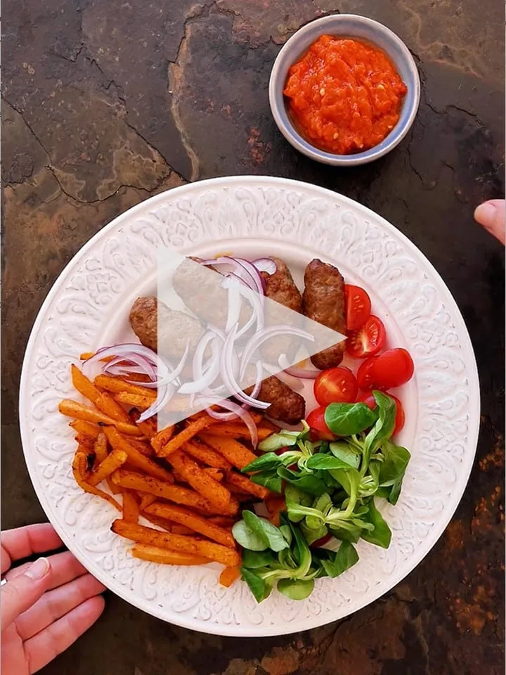 Čevapčiči a dýňové hranolky z horkovzdušné fritézy, rajčata, polníček, cibule, domácí ajvar