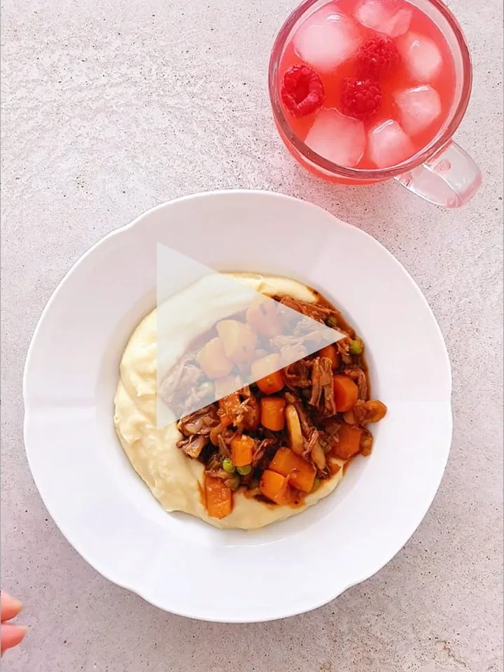 “Falešné” hovězí ragú (dušená zelenina a houby + maso z vývaru), květáková kaše (s kešu smetanou), domácí malinovka
