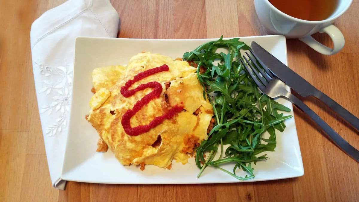 Omurice (krůtí směs s květákovou “rýží” v omeletě)